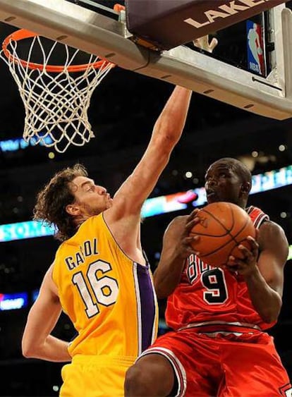 Gasol trata de frenar el avance de Deng.