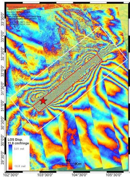 Imagen obtenida mediante combinación de registros de radar sobre la zona de Wenchuan (China) donde se produjo el terremoto en mayo de 2008. El rectángulo blanco muestra la zona principal de deformación del suelo y el rectángulo rojo, el área más dañada por el seísmo.