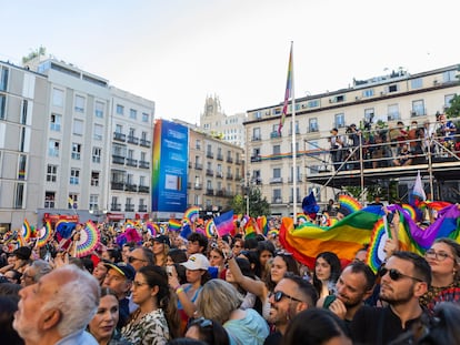 Los asistentes al pregón del Orgullo, este miércoles en la plaza Pedro Zerolo de Madrid.