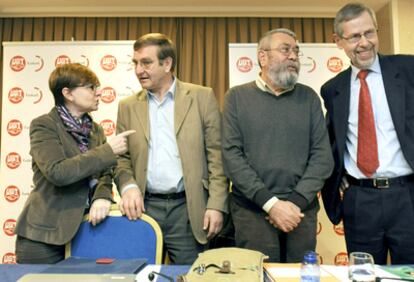 Desde la izquierda, la consejera Zabaleta, Dámaso Casado, líder de UGT en Euskadi, Cándido Méndez y Jukka Katala, director de la Agencia Europea para la Seguridad y Salud en el Trabajo, con sede en Bilbao.