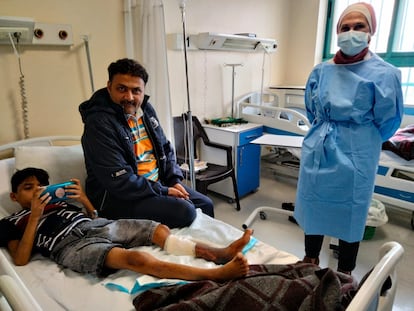 La doctora Nagam Hussein, responsable del programa de antibióticos del Hospital de MSF en Amán, posa junto a un joven paciente y su padre