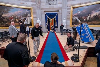 Varios trabajadores preparaban la sala de la ceremonia de inauguración en Washington, el sábado.