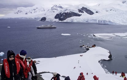 Viajeros de un crucero antártico durante una excursión en Puerto Paraíso.