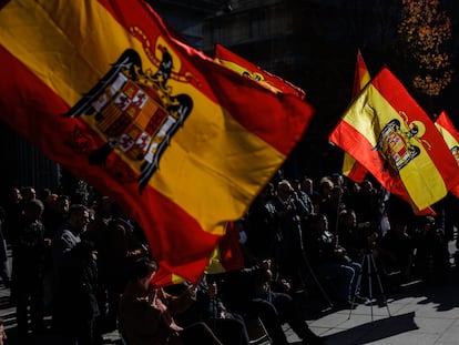 Varias personas asisten a un acto organizado por el Movimiento Católico español en memoria de Francisco Franco y José Antonio Primo de Rivera, este domingo en Madrid.