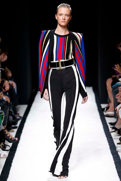 balmain juega a enseñar esconder