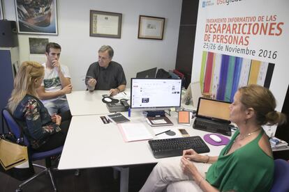 Una reunión con el hijo de una desaparecida y una abogada en las oficinas de la fundación QSD Global en Pozuelo (Madrid), que ocupa la mayor parte del tiempo del periodista, donde trabaja con su actual pareja (a la derecha), Ana Carillo.