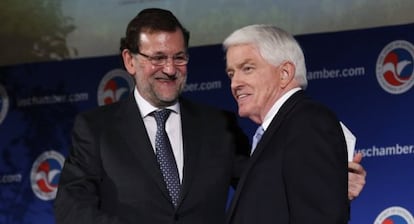 Rajoy saluda al presidente de la Cámara de Comercio de EE UU.