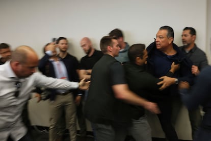 Alex Padilla es sacado a la fuerza de la rueda de prensa de Kristi Noemen Los Ángeles, este jueves.