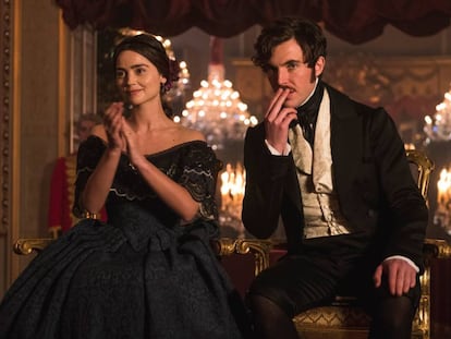 Jenna Coleman y Tom Hughes en 'Victoria'