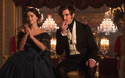 Jenna Coleman y Tom Hughes en 'Victoria'