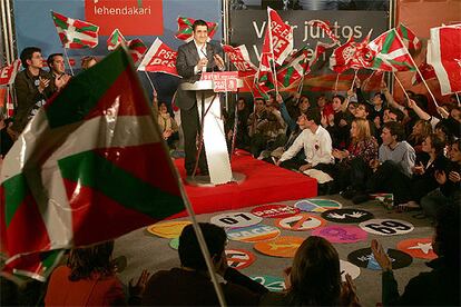 El candidato por el PSE-EE, Patxi López, celebra un encuentro con jóvenes en la Plaza Bizkaia de Bilbao.