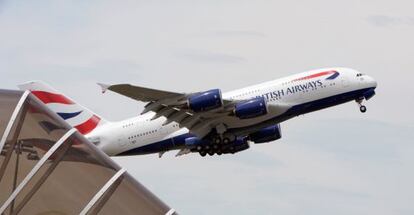 Un A380 de British Airways despega de Le Bourget.
