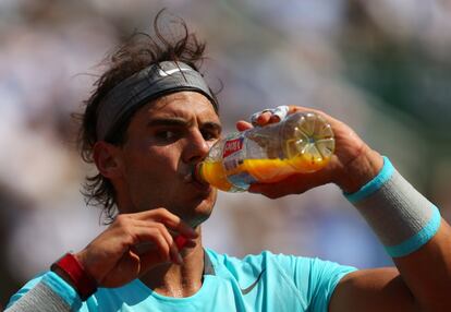 Nadal bebe en uno de los descansos durante la final masculina de Roland Garros 2014.