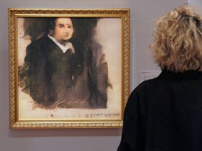 Una mujer ante 'Portrait d’Édouard Belamy', creado por un algoritmo, en la sala Christie’s de Nueva York.