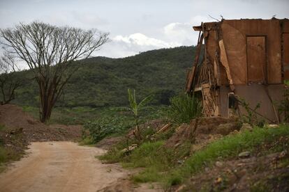 No dia 5 de novembro, a barragem de Fundão se rompeu produzindo uma onda de 40 milhões de m³ de rejeitos que arrasou o povoado de Bento Rodrigues .A tragédia matou 19 pessoas e milhares de desabrigados. Na parte baixa do vilarejo foram poucas as paredes que ficaram de pé.