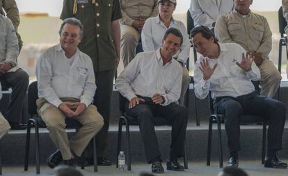 Peña Nieto e Emilio Lozoya conversam em um ato de 2014.