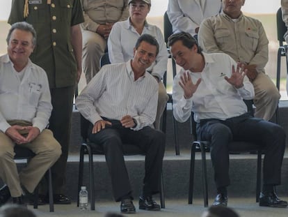 Peña Nieto e Emilio Lozoya conversam em um ato de 2014.