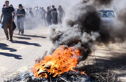 Ruedas quemadas en el acceso a la cárcel de Puig de les Basses en Figueres (Girona).