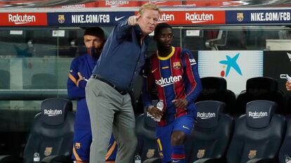 Koeman conversa con Dembélé en el partido ante el Betis.