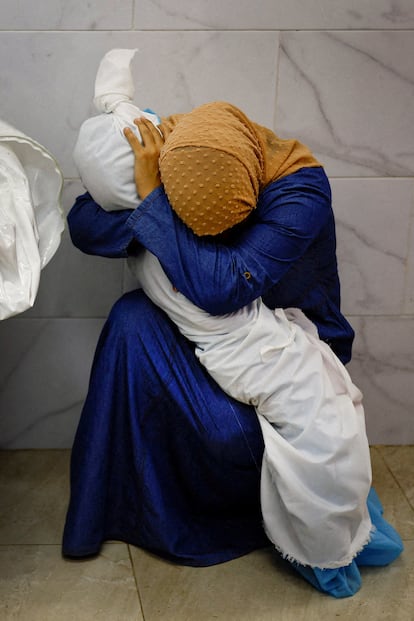 Foto ganadora del World Press Photo 2024. Inas Abu Maamar, de 36 años, abraza el cuerpo de su sobrina Saly, de cinco años, que murió, junto con otros cuatro miembros de la familia, cuando un misil israelí alcanzó su casa en Jan Yunis (Gaza), el 17 de octubre de 2023. El jurado destacó "el cuidado y respeto empleados a la hora de componer la imagen, que ofrece, al mismo tiempo, una mirada metafórica y literal sobre una pérdida inimaginable".