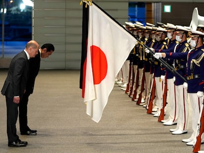 El canciller alemán Olaf Scholz (izquierda), y el primer ministro japonés Fumio Kishida saludan a una guardia de honor durante la visita oficial de Scholz a Tokio, este jueves.