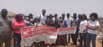 Soledad Mella posa junto con recicladores de Nairobi, en Kenia. Imagen cedida por la entrevistada.