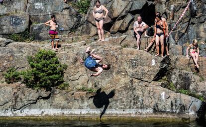 Un hombre salta al agua desde una cantera de granito, en el pueblo de Hrimezdice (República Checa).