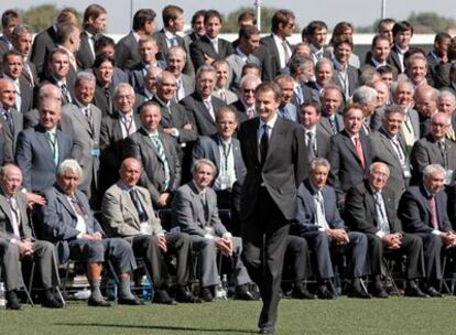 Zapatero se dirige a tirar un penalti a Casillas ante la mirada de algunos de los cerca de 400 internacionales que se dieron cita en la Ciudad del Fútbol de Las Rozas (Madrid).