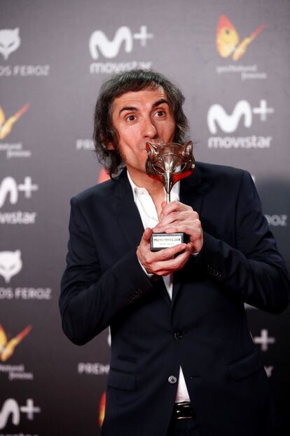 El diseñador gráfico Iñaki Villuendas posa con el premio por el Mejor cartel de la película 'Handia'.
