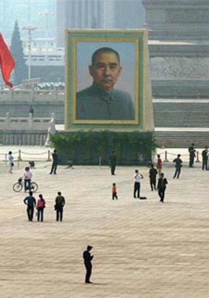 Unos pocos ciudadanos paseaban ayer por la gigantesca plaza de Tiananmen, en Pekín, presidida por un retrato del padre de la República china, Sun Yat-sen.