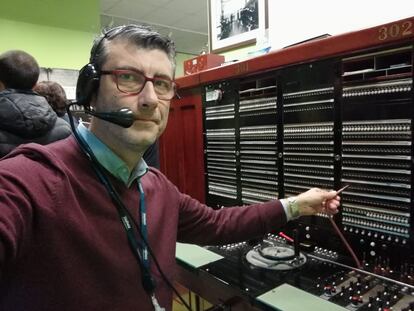 Un visitante durante una excursión al Muditel de A Coruña. / JOSITO C.