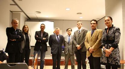 En el centro,Juan López Trigo, presidente de Cañada Blanch, y Kosme de Barañano, con la junta directiva del CIHVA