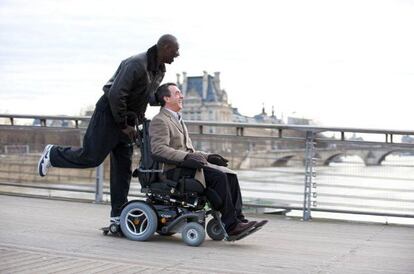 Omar Sy (izquierda) y Fran&ccedil;ois Cluzet, en el filme.