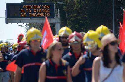 Manifestaci&oacute;n de bomberos ayer en Bergondo 