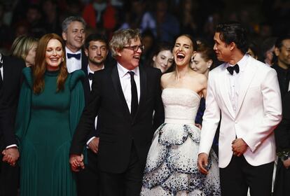 Julianne Moore, Todd Haynes, Natalie Portman y Charles Melton, en la sesión de gala del sábado de 'May December'.