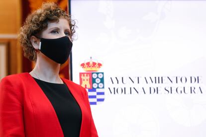 La alcaldesa de Molina de Segura, Esther Clavero, comparece ante los medios horas después de presentar su dimisión, en Murcia (España).