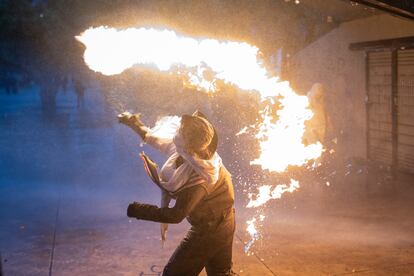 Un manifestante lanza una bomba 'Molotov' durante el enfrentamiento.