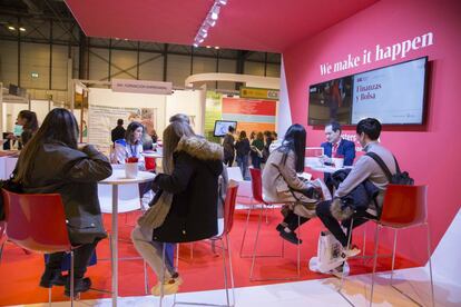 Estudiantes visitan el estand de una escuela de negocios durante la anterior edición de Aula.