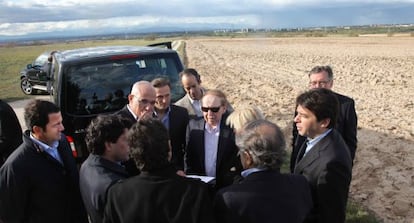Sheldon Adelson, con gafas oscuras, rodeado de pol&iacute;ticos madrile&ntilde;os en su visita a los terrenos de Alcorc&oacute;n. 