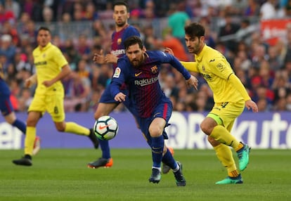 Messi corre darrere la pilota.