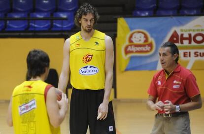 Pau y Scariolo en un entrenamiento con la selección