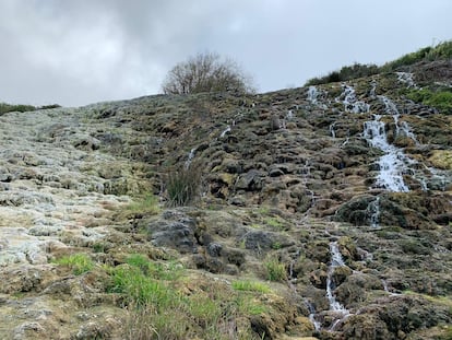 Cascada de Lomo Morín y, a la izquierda, formaciones geológicas generadas.