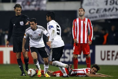 Koybasi se lleva el balón ante Koke y Mario.