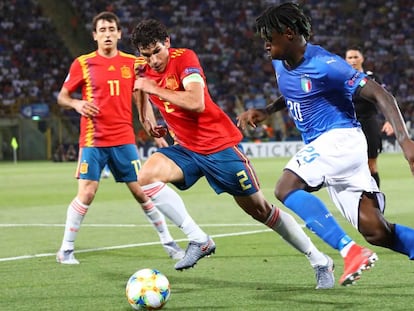 Moise Kean encara a Vallejo.