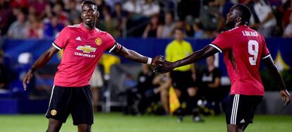 Pogba y Lukaku celebran un gol del United al LA Galaxy, el s&aacute;bado.