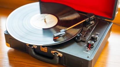 Artículo de EL PAÍS Escaparate que describe las ventajas de usar tocadiscos de tipo maleta para escuchar vinilos