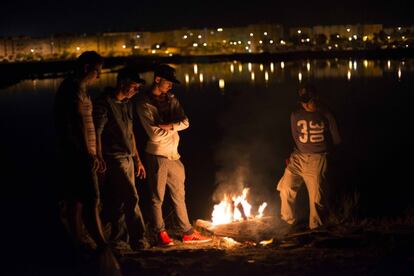 Grupo de hombres vigilan la noche antes del despesque en los esteros naturales del Carrascón, San Fernando, Cádiz.