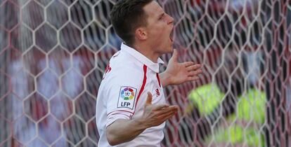 Gameiro celebra un gol con el Sevilla.