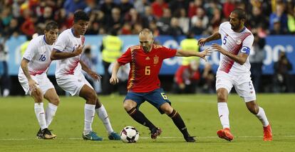 El centrocampista de España Andrés Iniesta (2d) controla el balón entre (i-d) Cristien Gamboa, Johan Venegas y Celso Borges, de Costa Rica, durante el partido amistoso que disputan esta noche en el estadio de La Rosaleda (Málaga). 