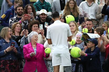 Djokovic firma autógrafos tras el pulso con Rune.